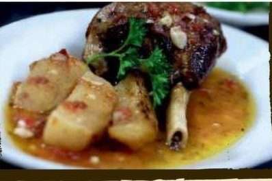 Lamm-Haxe mit Backofen-Kartoffeln
