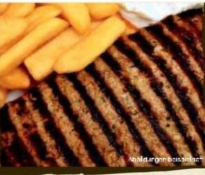 Gegrilltes Steak mit Pommes frites